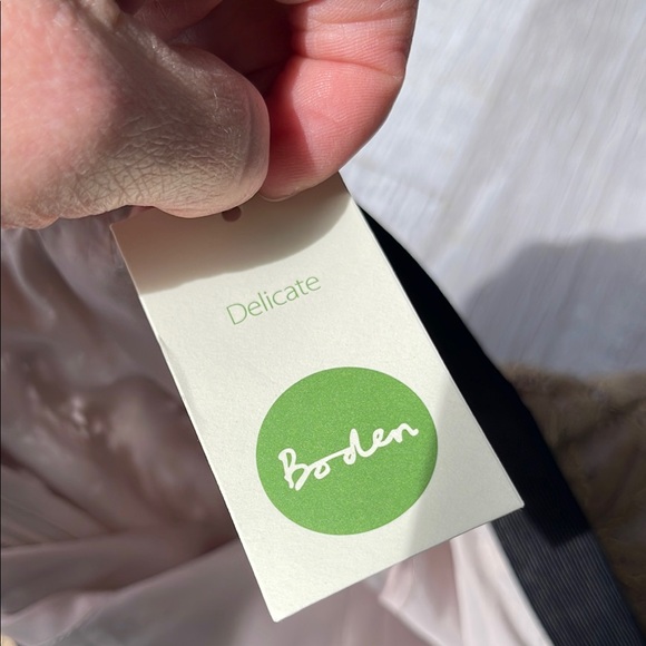 NWT Boden Elegant Lace Tan Skirt, size 2. - Picture 9 of 9